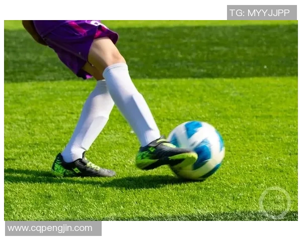 足球明星在绿茵场上展现绝技精彩瞬间的精彩视频合集